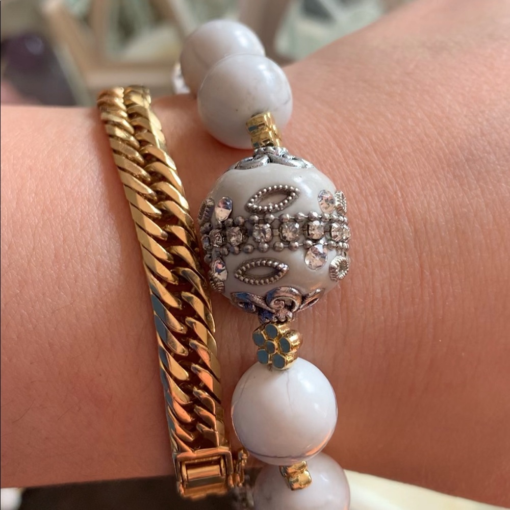 Howlite bracelet with deocrative beads - Picture 3 of 3